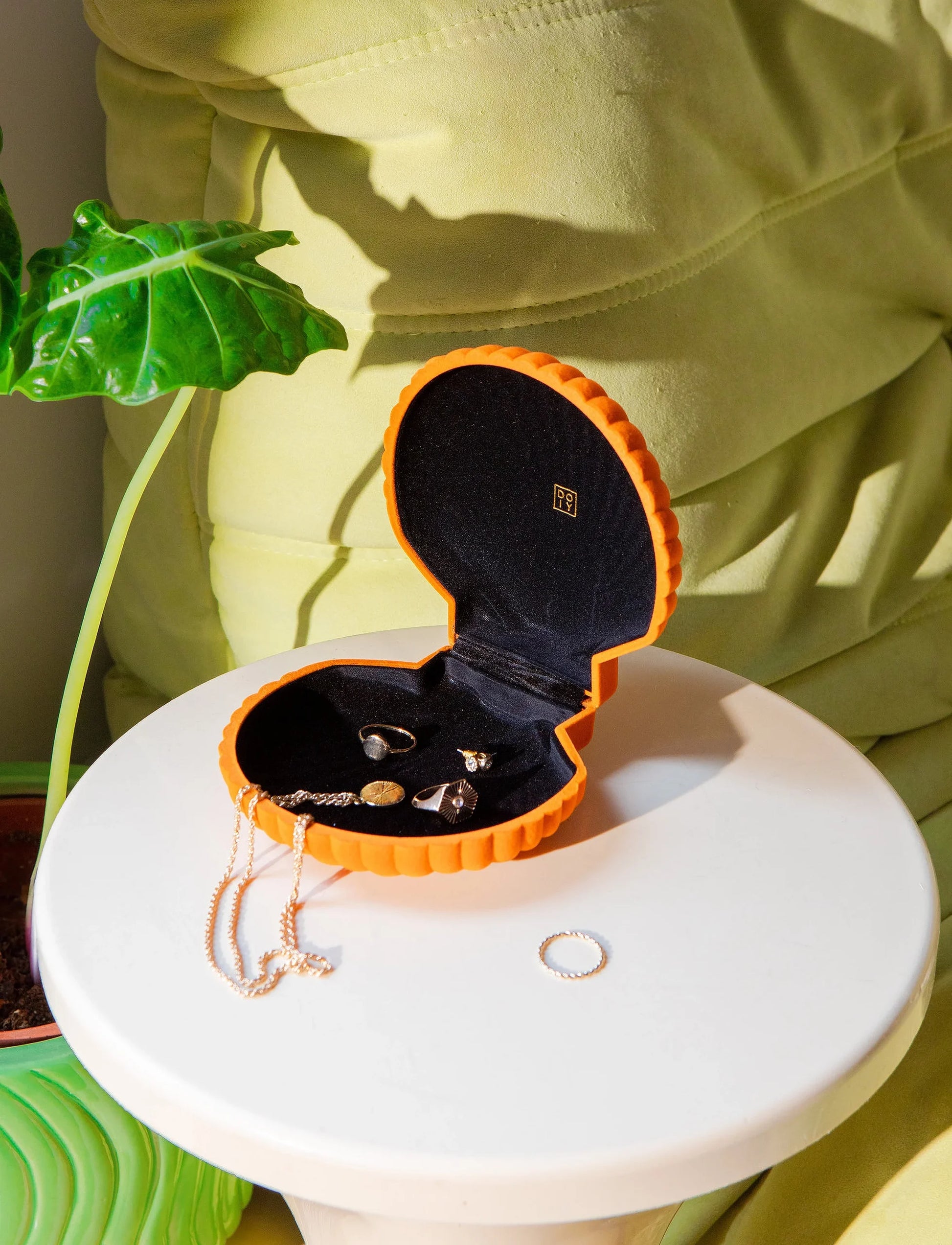 Pomarańczowa szkatułka Venus pomarańczowa marki DOIY na biżuterię z pierścionkami i naszyjnikiem