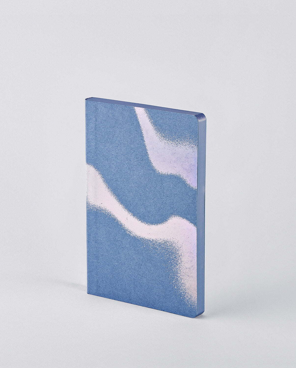 Notatnik Surface M Transcendence w niebieskim kolorze z abstrakcyjnym wzorem na okładce