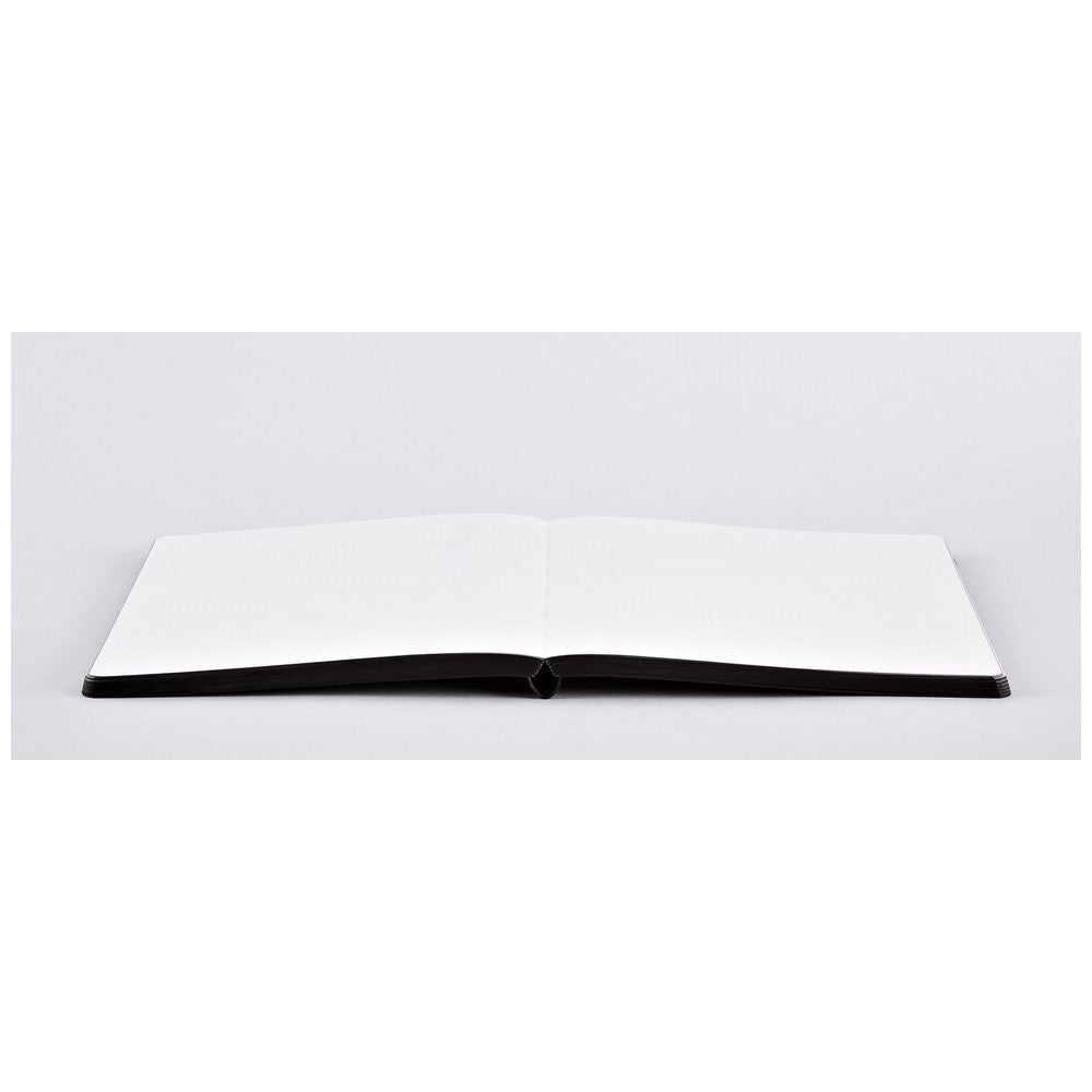 Notatnik Savage L Light otwarty na płasko z pustymi kartkami i czarną okładką