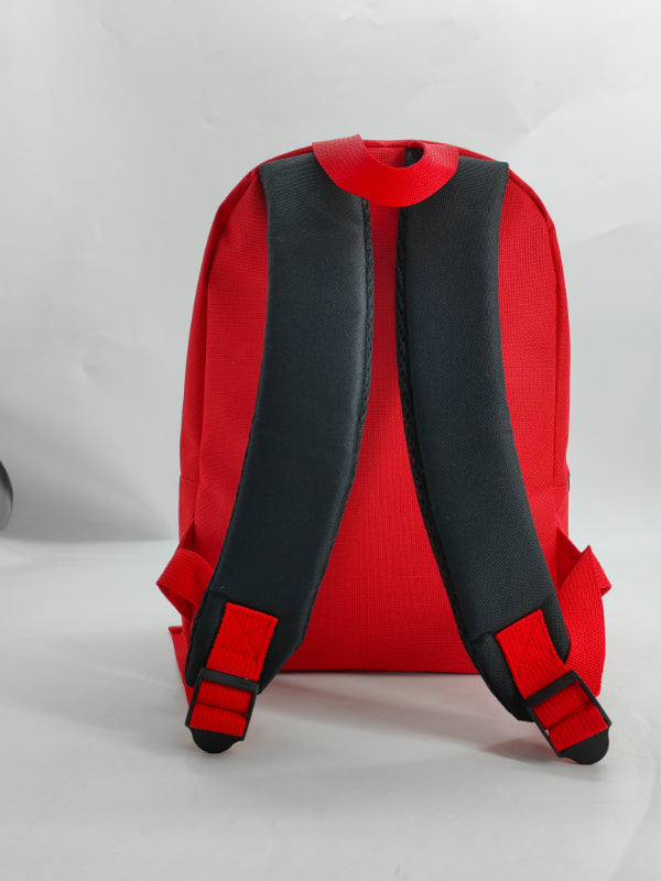 Plecak Pokémon czerwony widoczny od tyłu z regulowanymi czarnymi paskami na ramiona