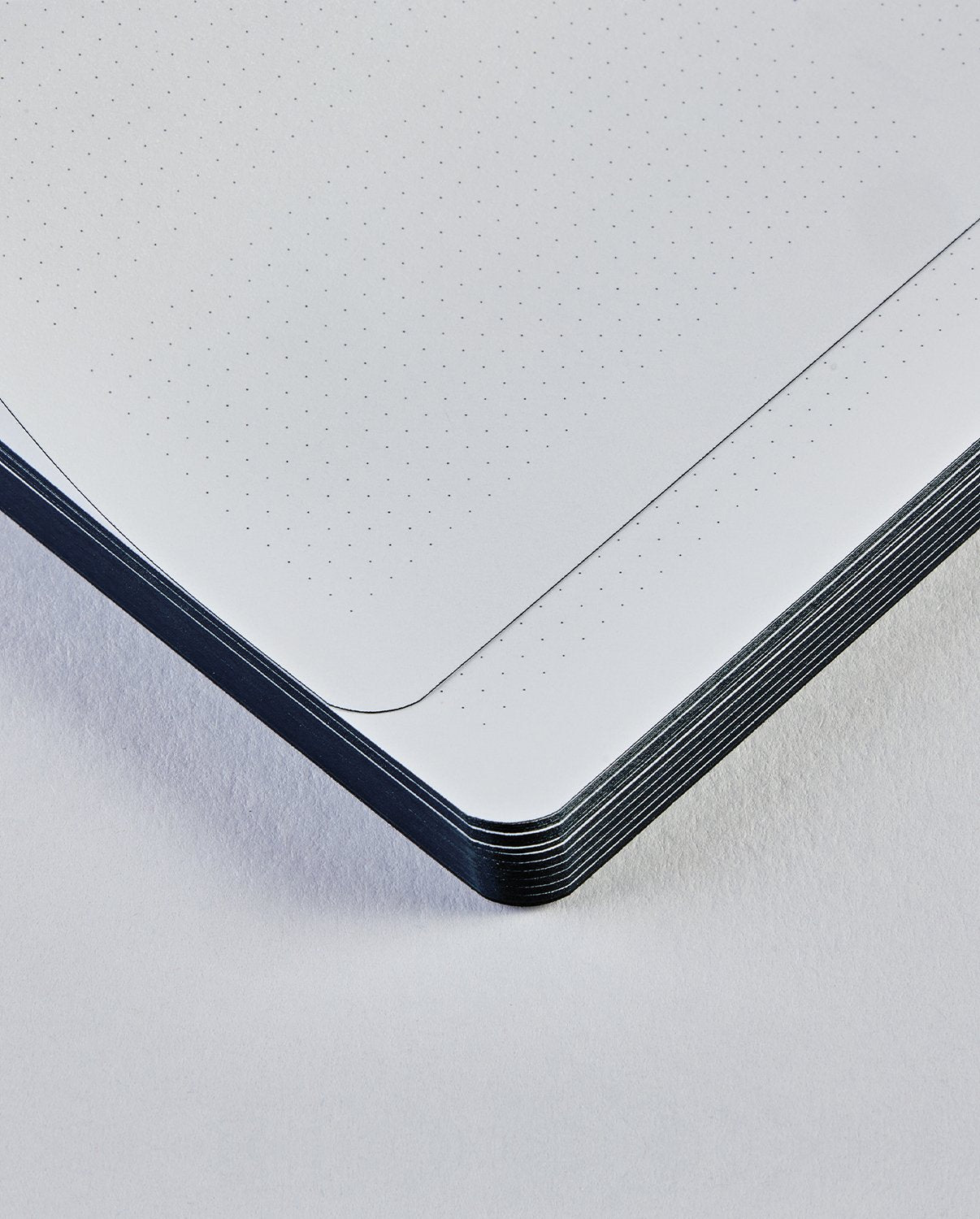 Minimalistyczny kalendarz tygodniowy 2025 z zaokrąglonymi rogami i czarnymi brzegami stron