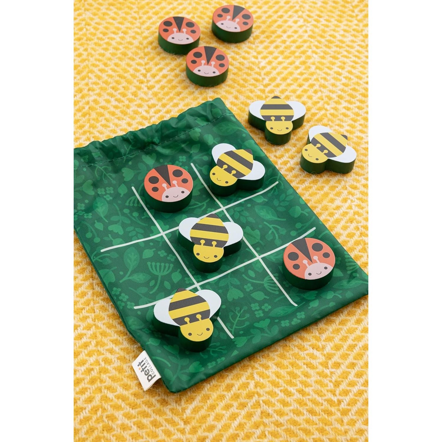 Gra podróżna ogrodowi przyjaciele z drewnianymi pionkami biedronek i pszczół na zielonym tle