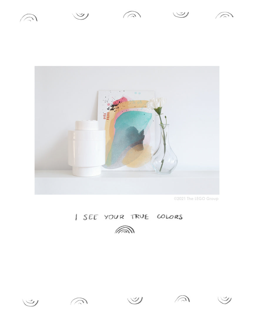 Pojemnik LEGO Brick 1 biały ustawiony obok wazonu z różą na białej półce