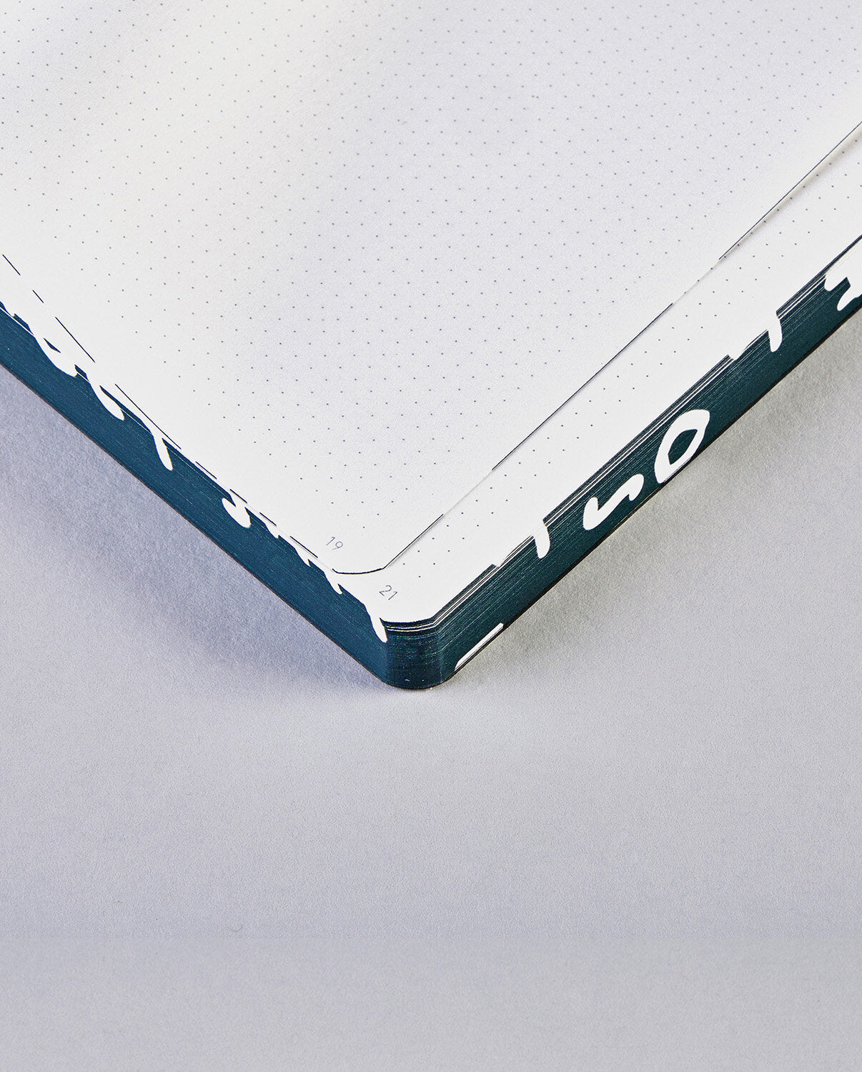 Notatnik Holy Shit BV JACOB COMPANY z perforowanymi kartkami i czarną okładką z białym napisem