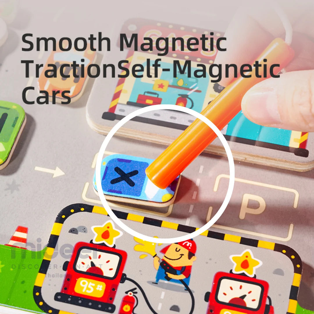 Ręka trzymająca pomarańczowy magnetyczny długopis nad magnetycznym labiryntem dla dzieci marki Yamann