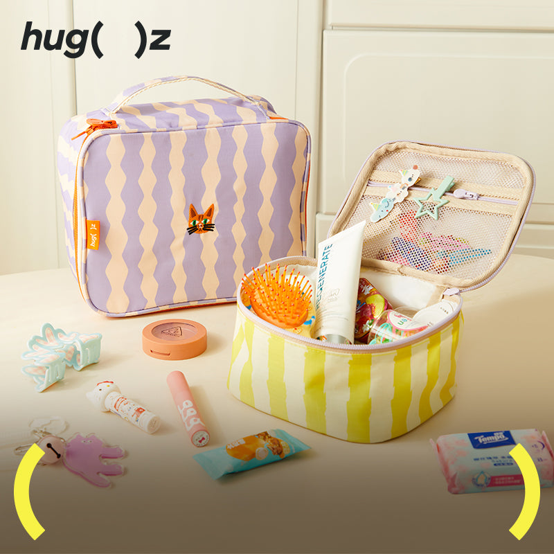 Wodoodporna kosmetyczka dla dzieci MOB w pastelowe paski z motywem kota i szczotką do włosów