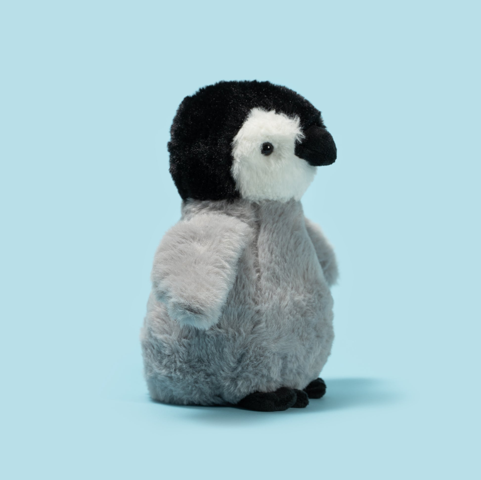 Pluszak pingwin dla dzieci od Wild Planet miękki i przytulny zabawkowy pingwin na jasno niebieskim tle