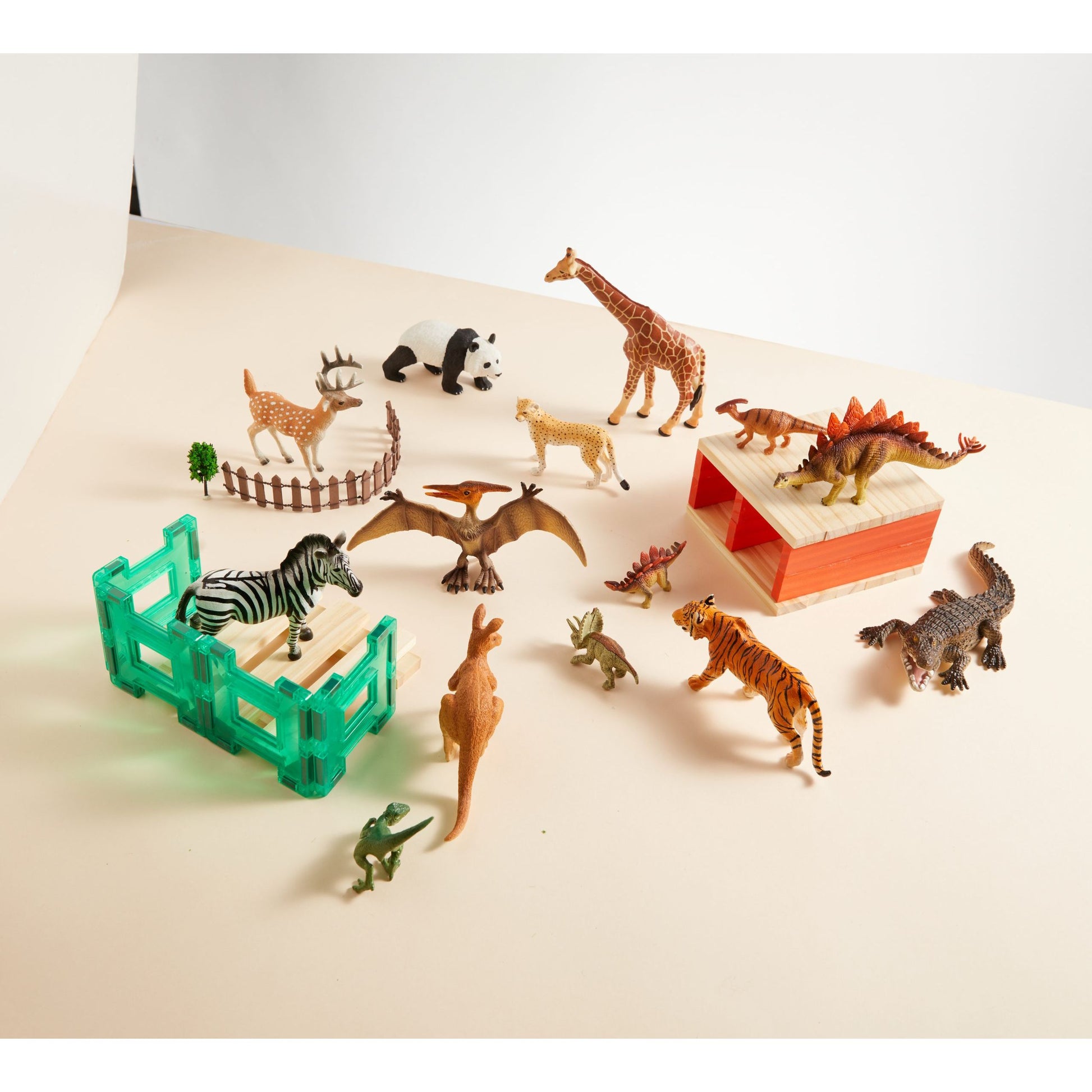 Zestaw figurek dinozaurów dla dzieci wraz z innymi zwierzętami i akcesoriami do zabawy