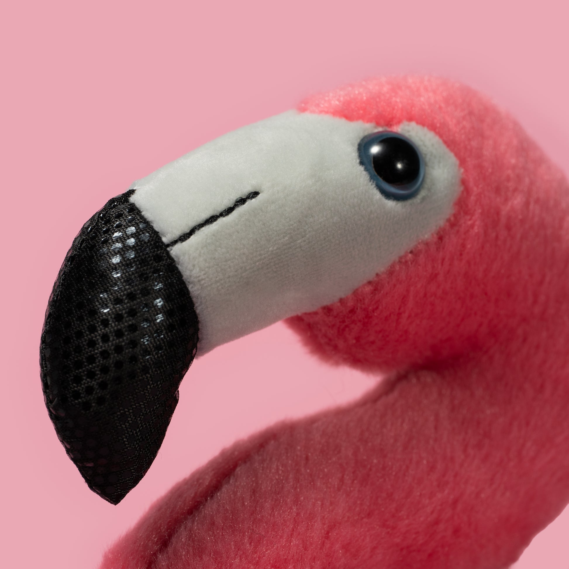 Pluszak flaming Wild Planet z różowym miękkim futerkiem i czarnym dziobem na różowym tle