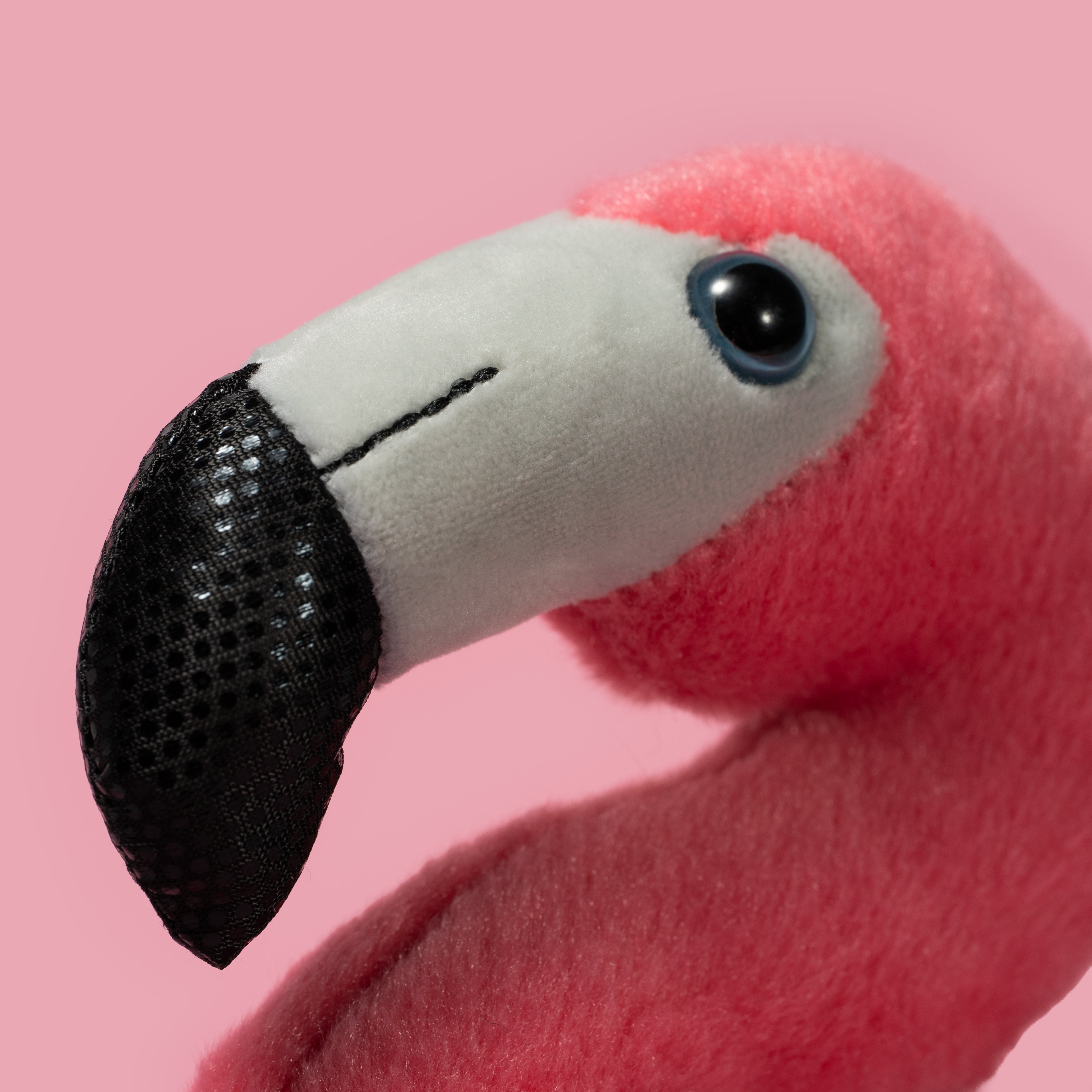 Pluszak flaming Wild Planet z różowym miękkim futerkiem i czarnym dziobem na różowym tle