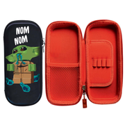 Piórnik LEGO Star Wars Mandalorian z wizerunkiem Grogu i wnętrzem z organizerem na przybory szkolne