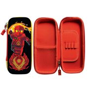 Piórnik LEGO Ninjago w czerwono-czarnych kolorach z motywem postaci, z zamkiem i przegródkami na przybory szkolne