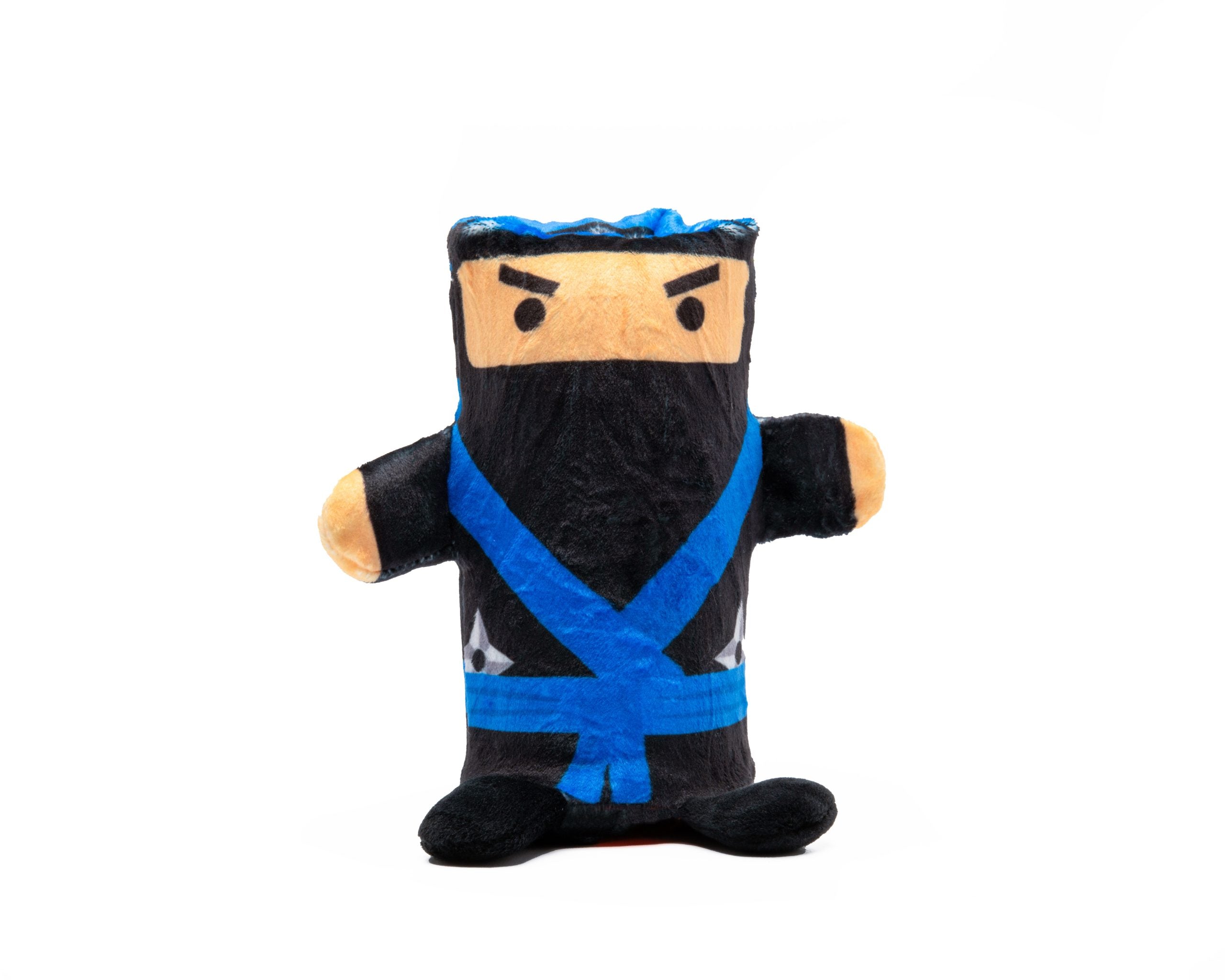 Pluszak ninja dla dzieci w czarnym stroju z niebieskim pasem na białym tle