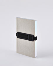 Notatnik Voyager M szary z elastyczną czarną opaską do zamykania i prostą okładką