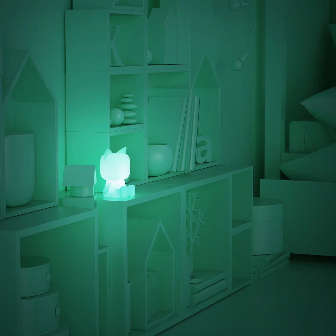 Lampka nocna kot świecąca na zielono w nowoczesnym pokoju na półce BV JACOB COMPANY