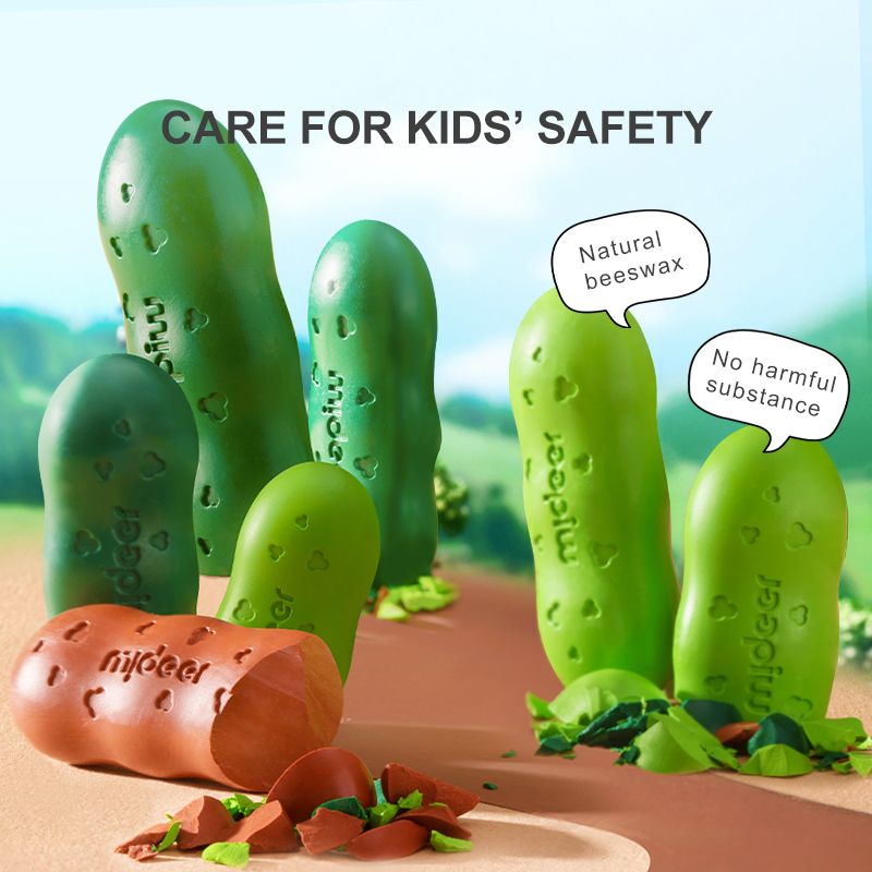 Kolorowe kredki świecowe z wosku pszczelego marki Yamann w kształcie ogórków na tle natury