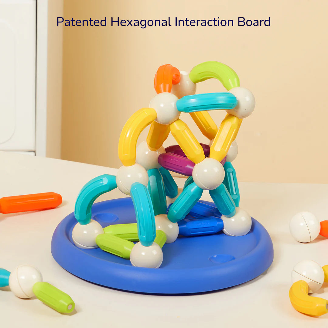 Kolorowe magnetyczne pałeczki konstrukcyjne na niebieskiej podstawce do zabawy i nauki