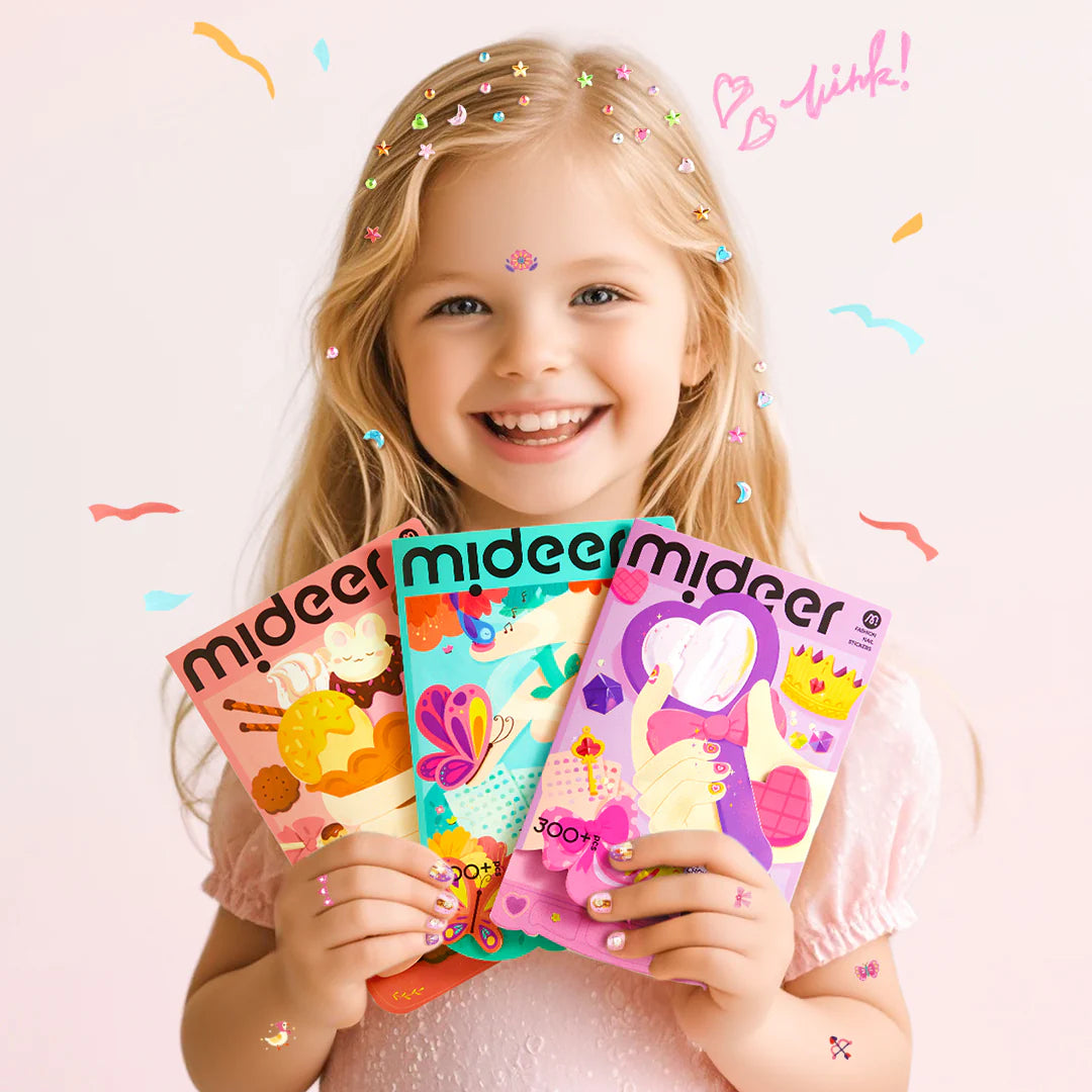 Uśmiechnięta dziewczynka trzyma trzy różnokolorowe opakowania naklejek na paznokcie dla dzieci