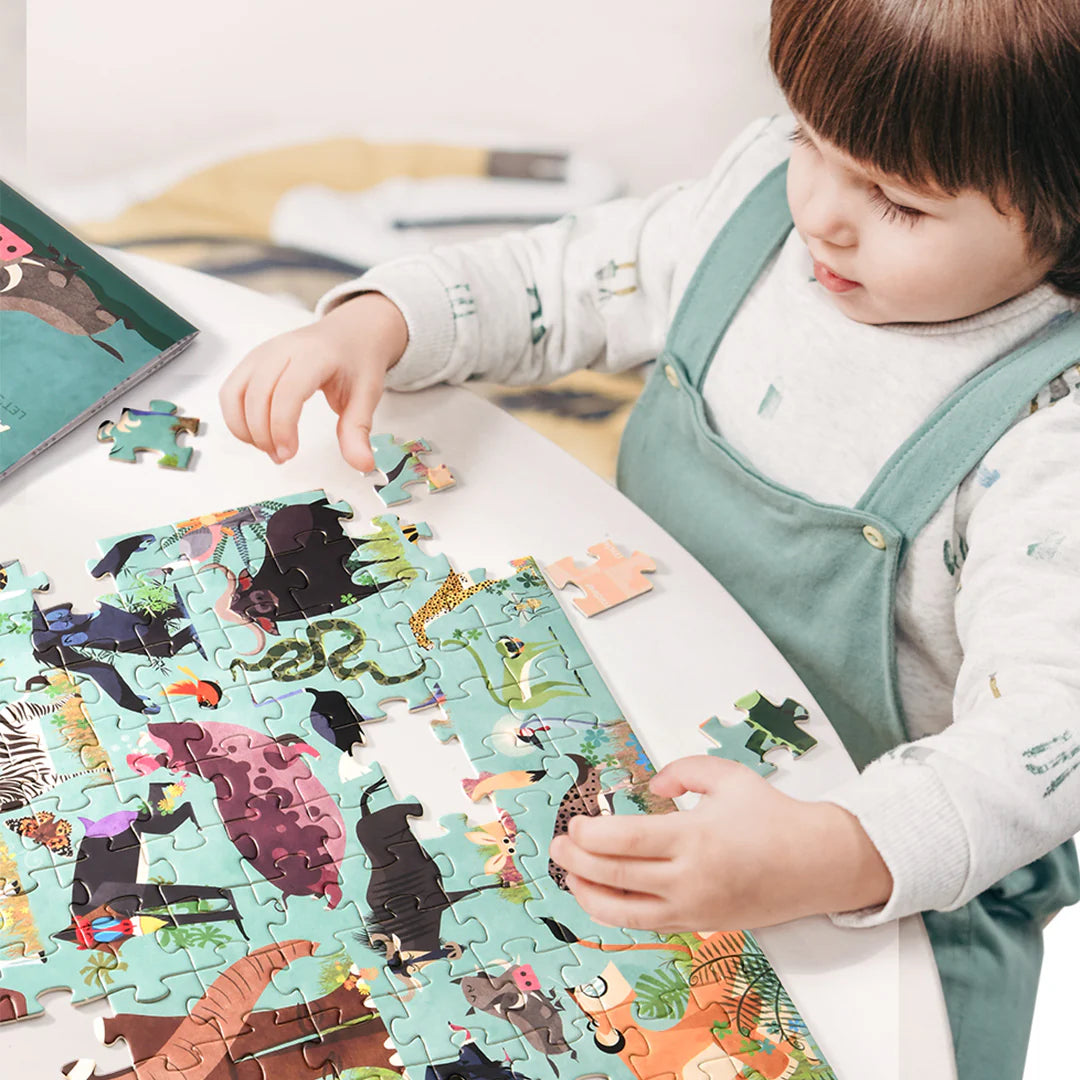Dziecko układające puzzle zwierzęta Afryki dla dzieci marki mideer na białym stole