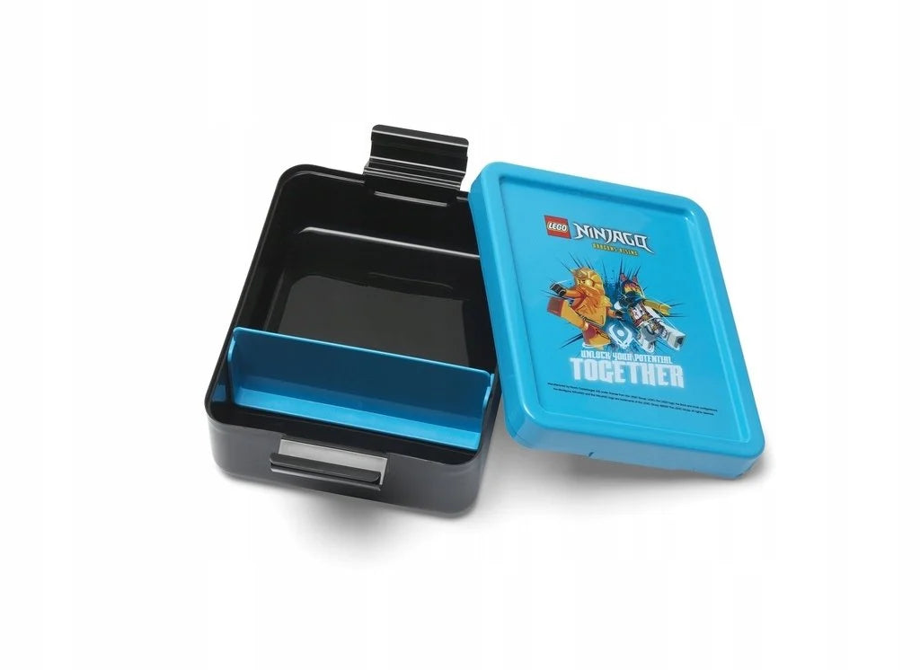 Czarny lunchbox LEGO Ninjago z niebieską pokrywką i wewnętrzną przegrodą na jedzenie