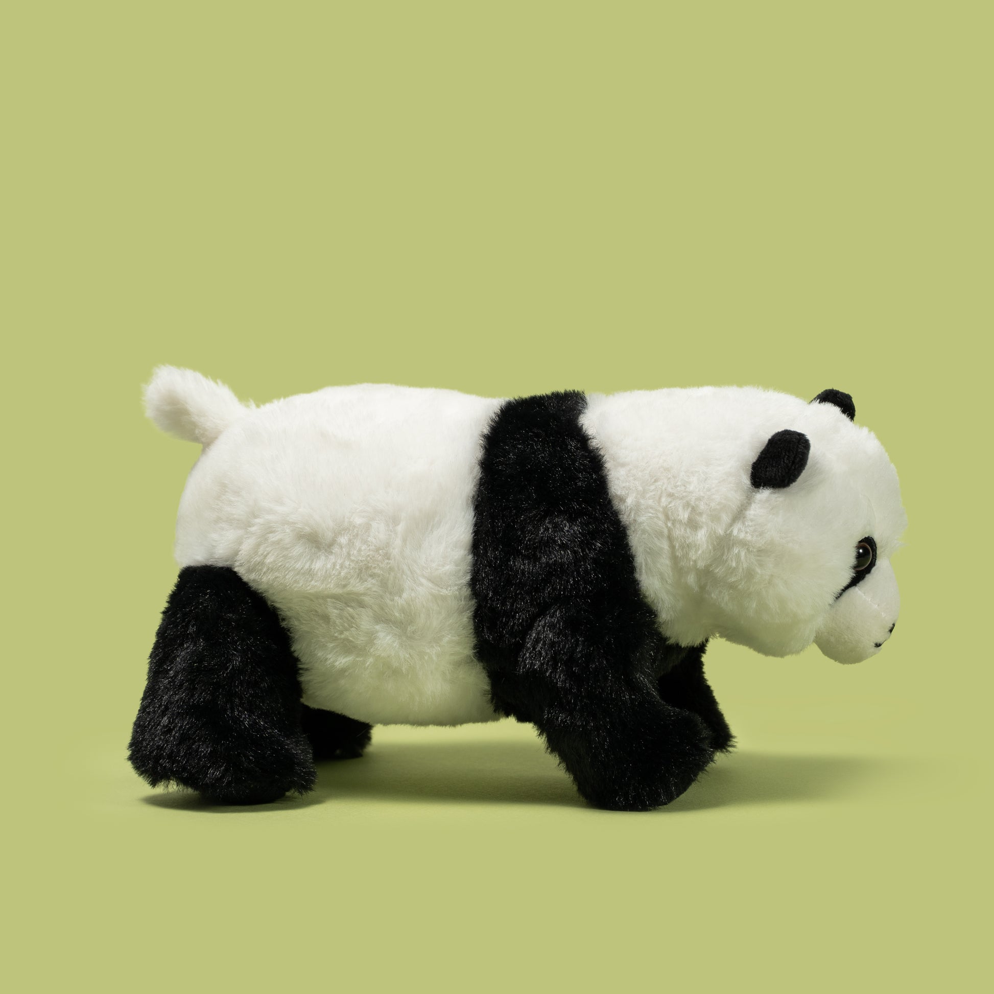 Pluszak panda dla dzieci od Wild Planet, miękki biało-czarny miś panda na zielonym tle
