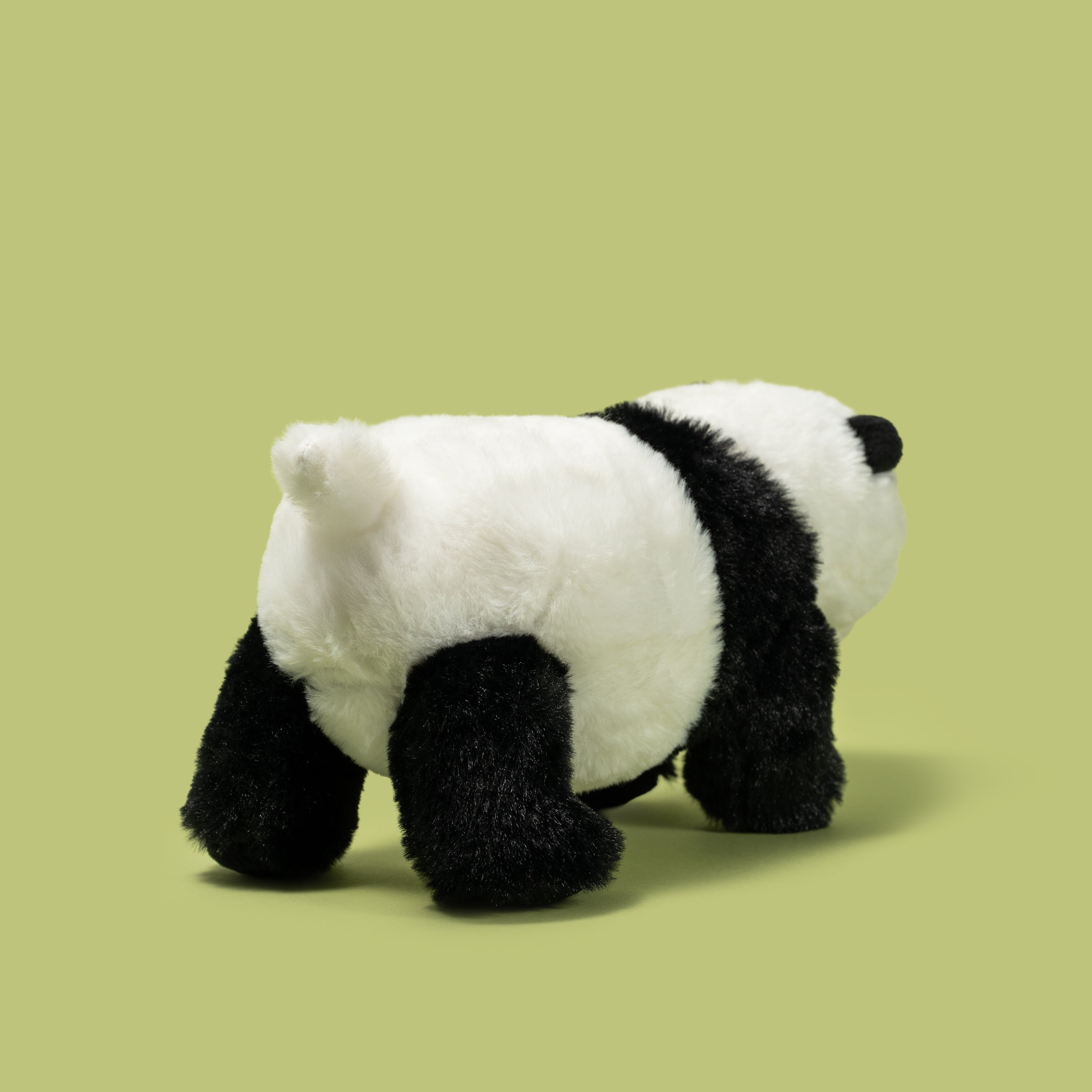Pluszak panda dla dzieci od Wild Planet w białej i czarnej kolorystyce na zielonym tle
