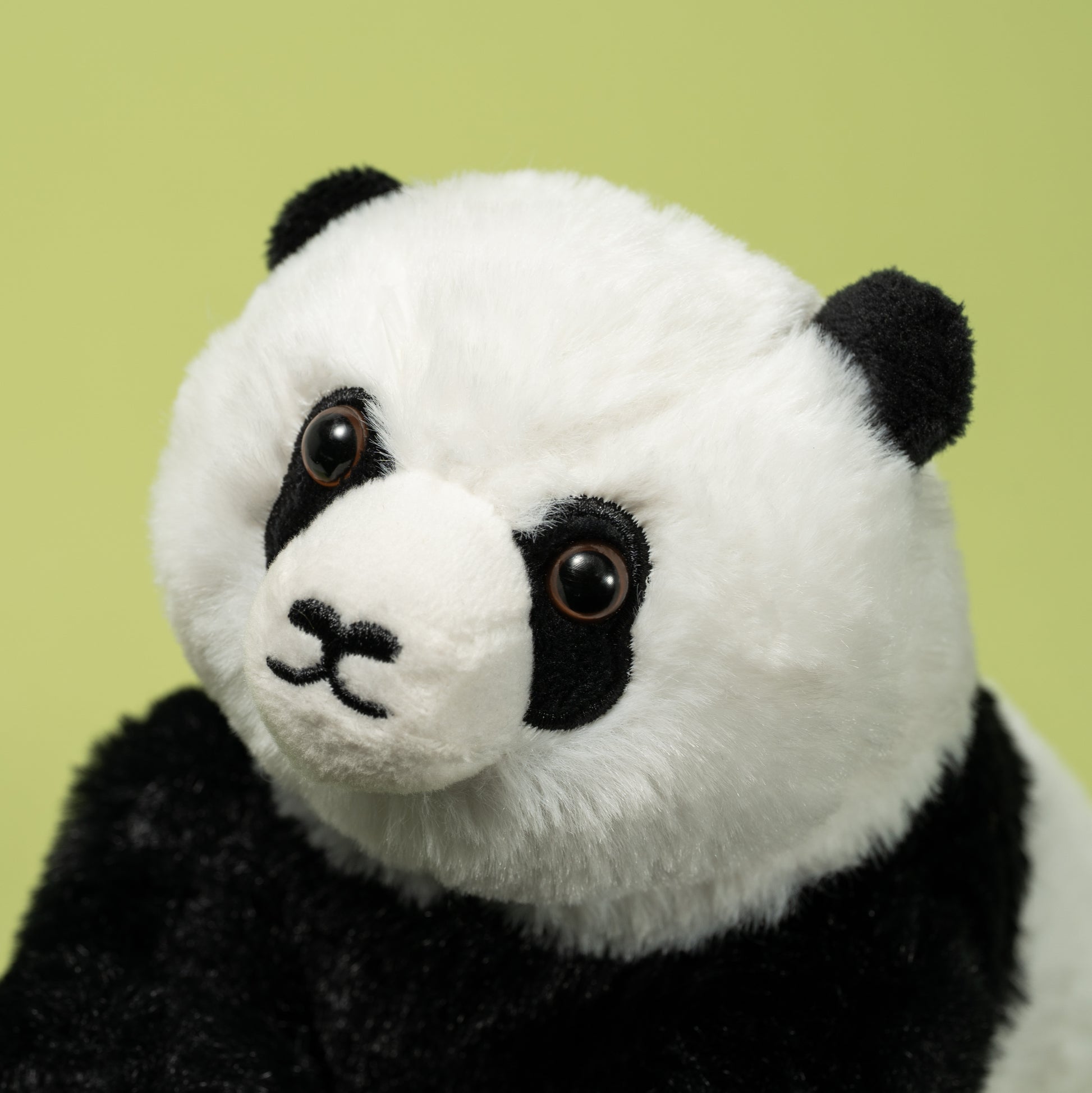 Miękki pluszak panda dla dzieci z czarno-białym futerkiem idealny do przytulania