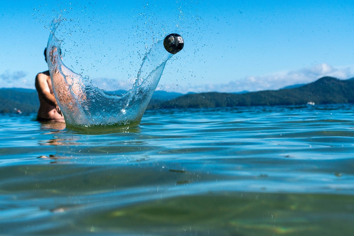 Piłeczka Waboba Pro do odbijania na wodzie podczas zabawy na jeziorze w słoneczny dzień