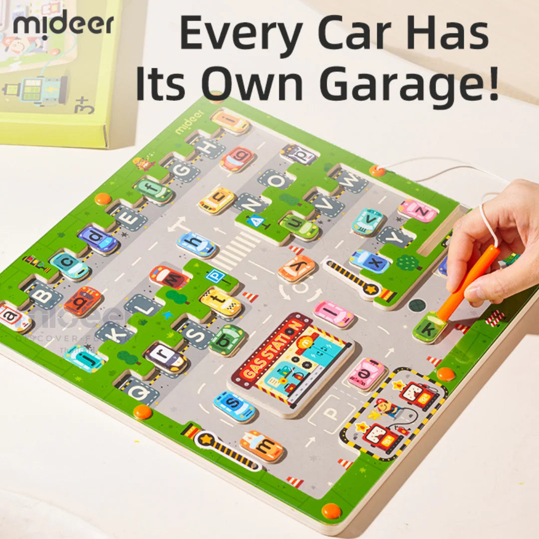 Magnetyczny labirynt dla dzieci z literami i samochodzikami na drewnianej planszy edukacyjnej