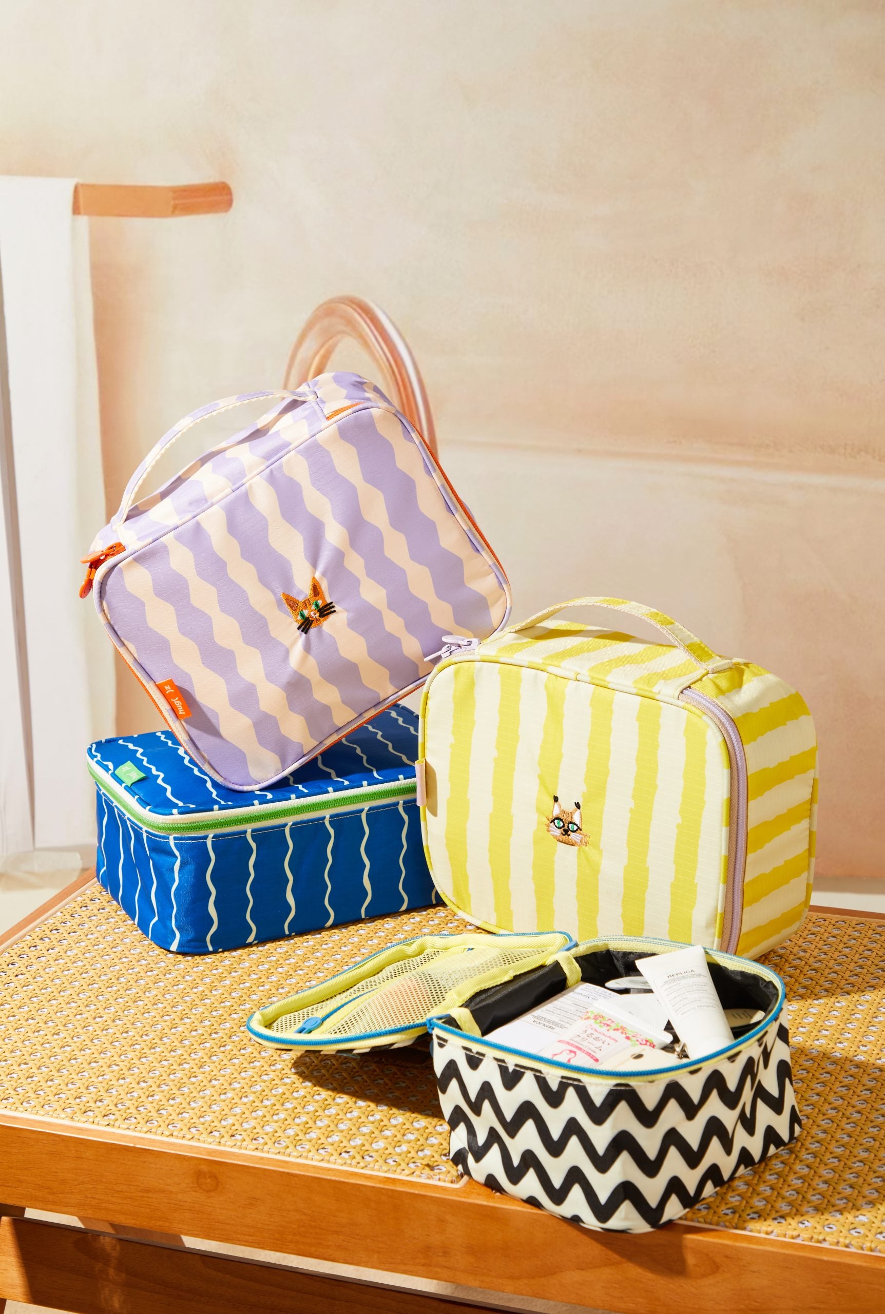 Kolorowe kosmetyczki MOB na stoliku, kosmetyczka wodoodporna dla dzieci z paskami i zamkiem