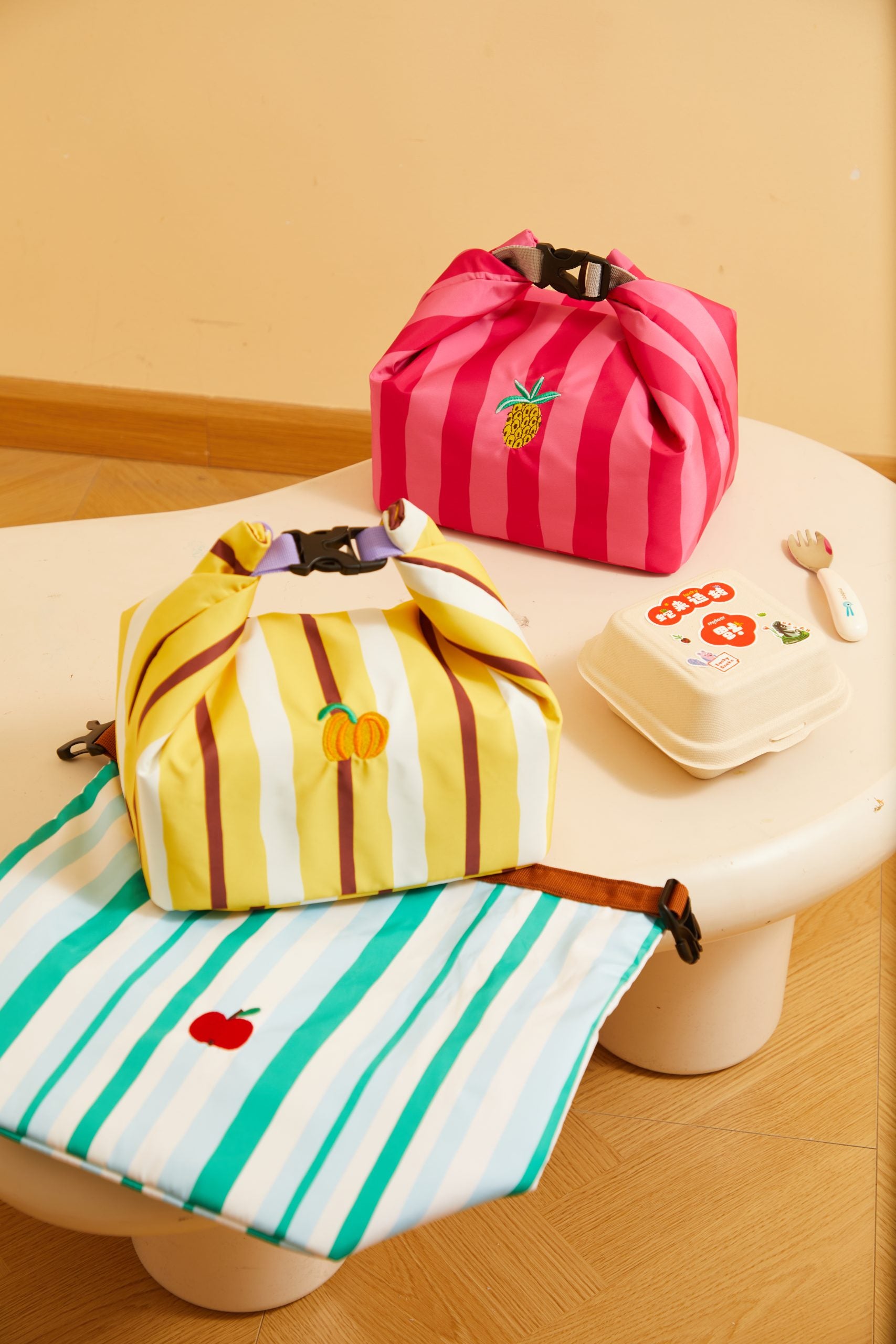 Kolorowe torby na lunch dla dzieci z paskami i nadrukami owoców od MOB idealne na lunch