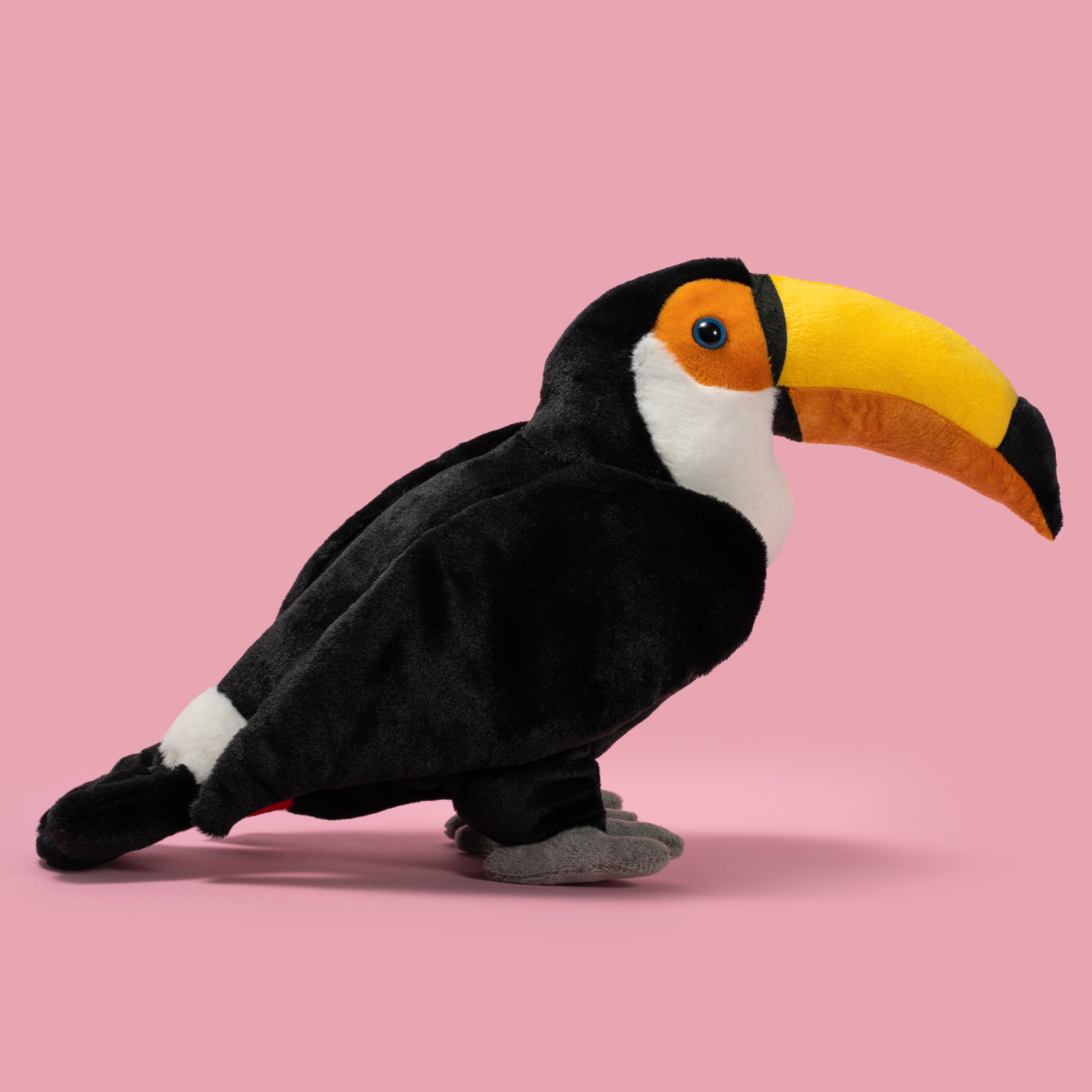 Pluszak tukan Wild Planet czarno-biały z dużym żółto-pomarańczowym dziobem na różowym tle