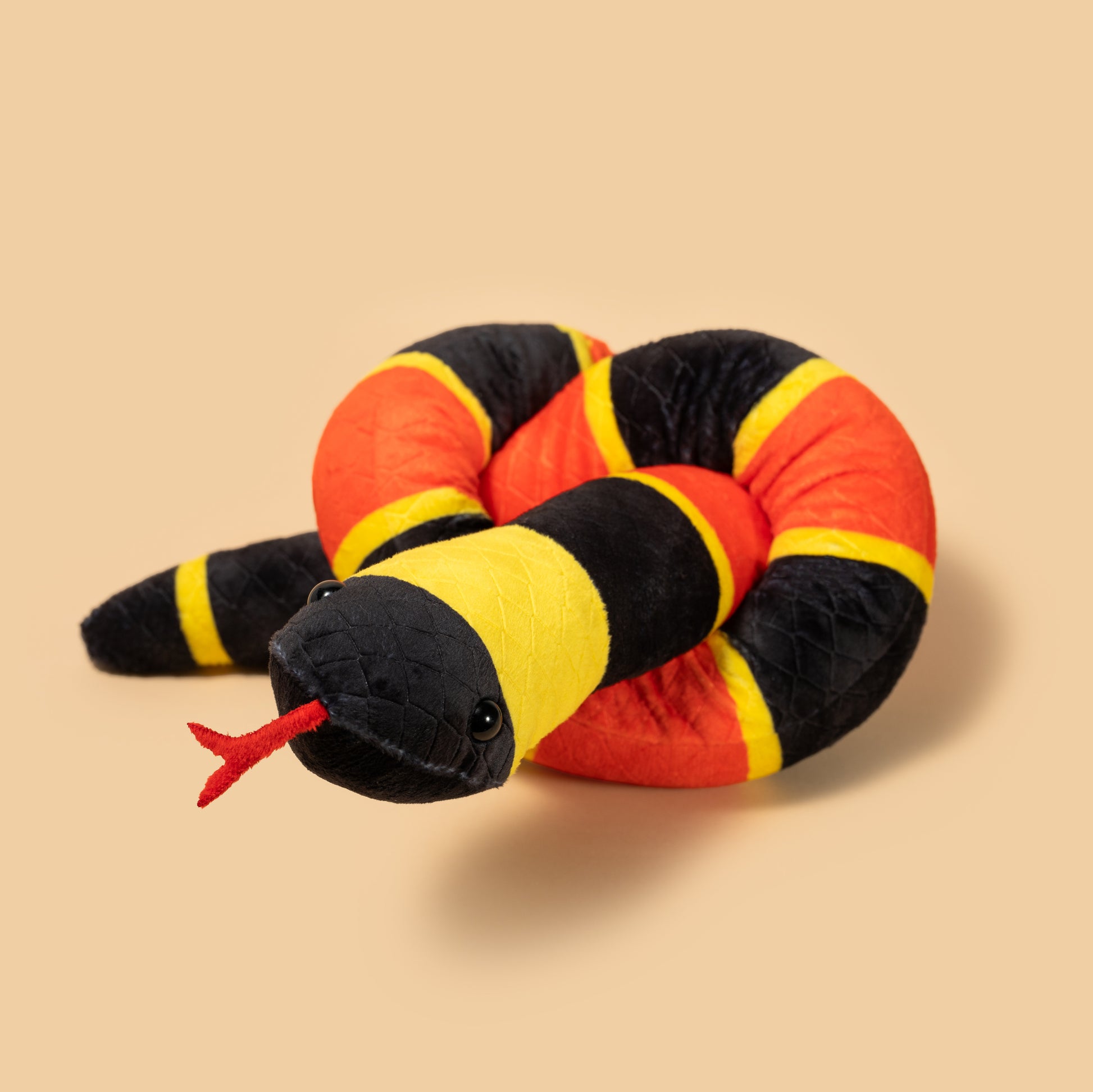 Wild Planet pluszak wąż koralowy miękki i kolorowy zabawka wąż z czerwono-czarnymi i żółtymi paskami