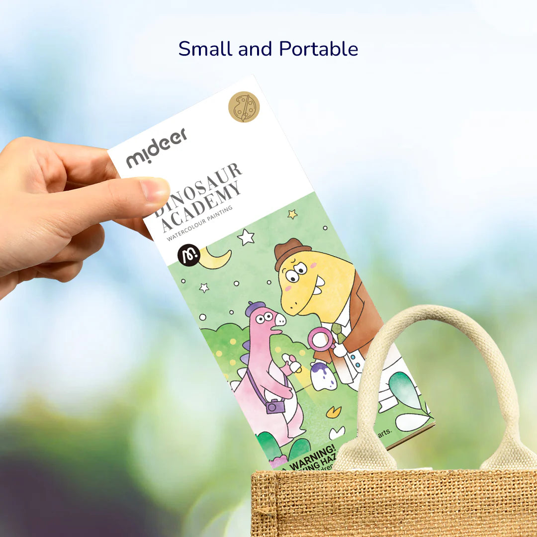 Kolorowanka akwarelowa dinozaury marki Yamann w kompaktowym formacie trzymana nad torbą