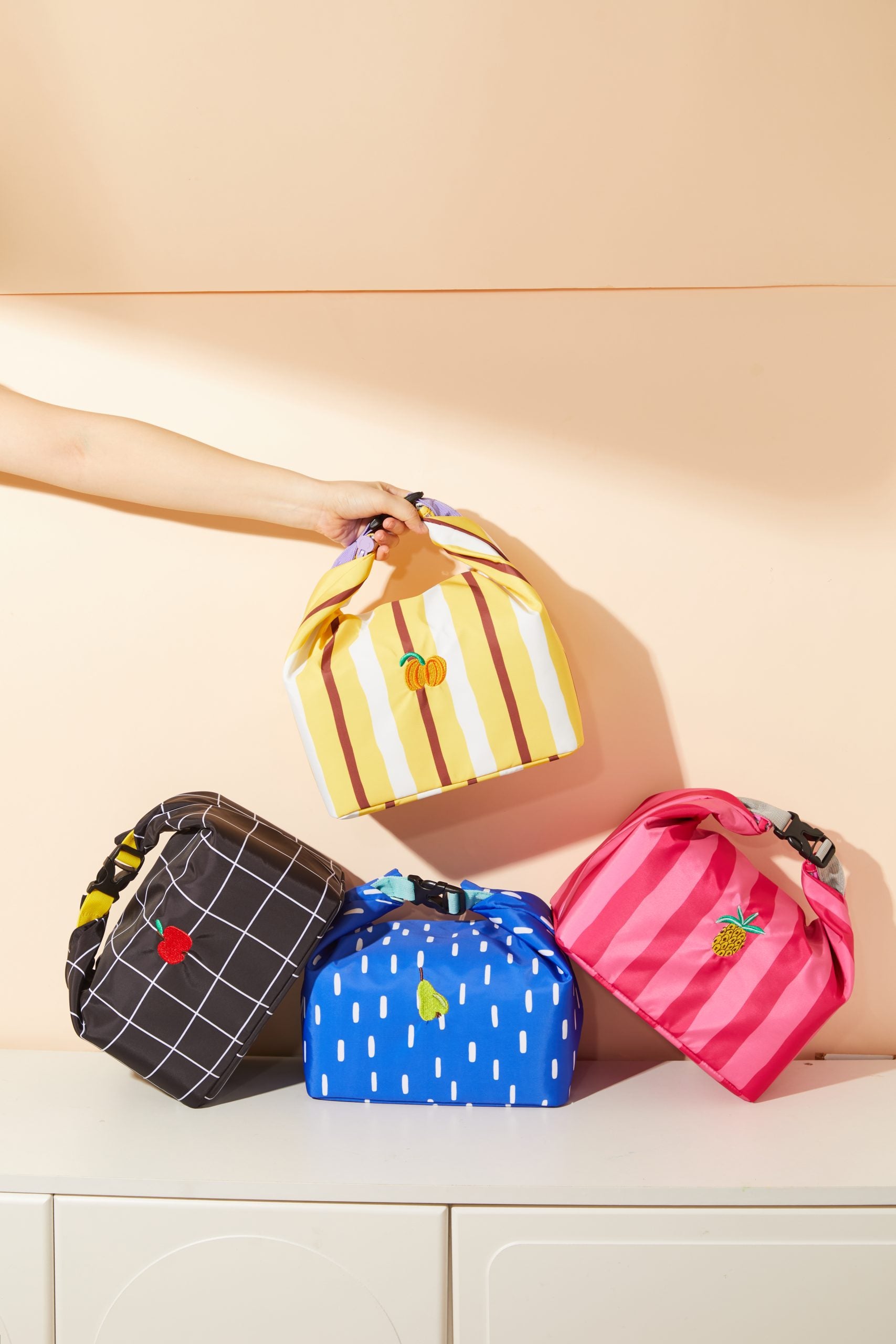 kolorowa torba na lunch pineapple party z motywem ananasa i pasków od MOB w różnych wzorach