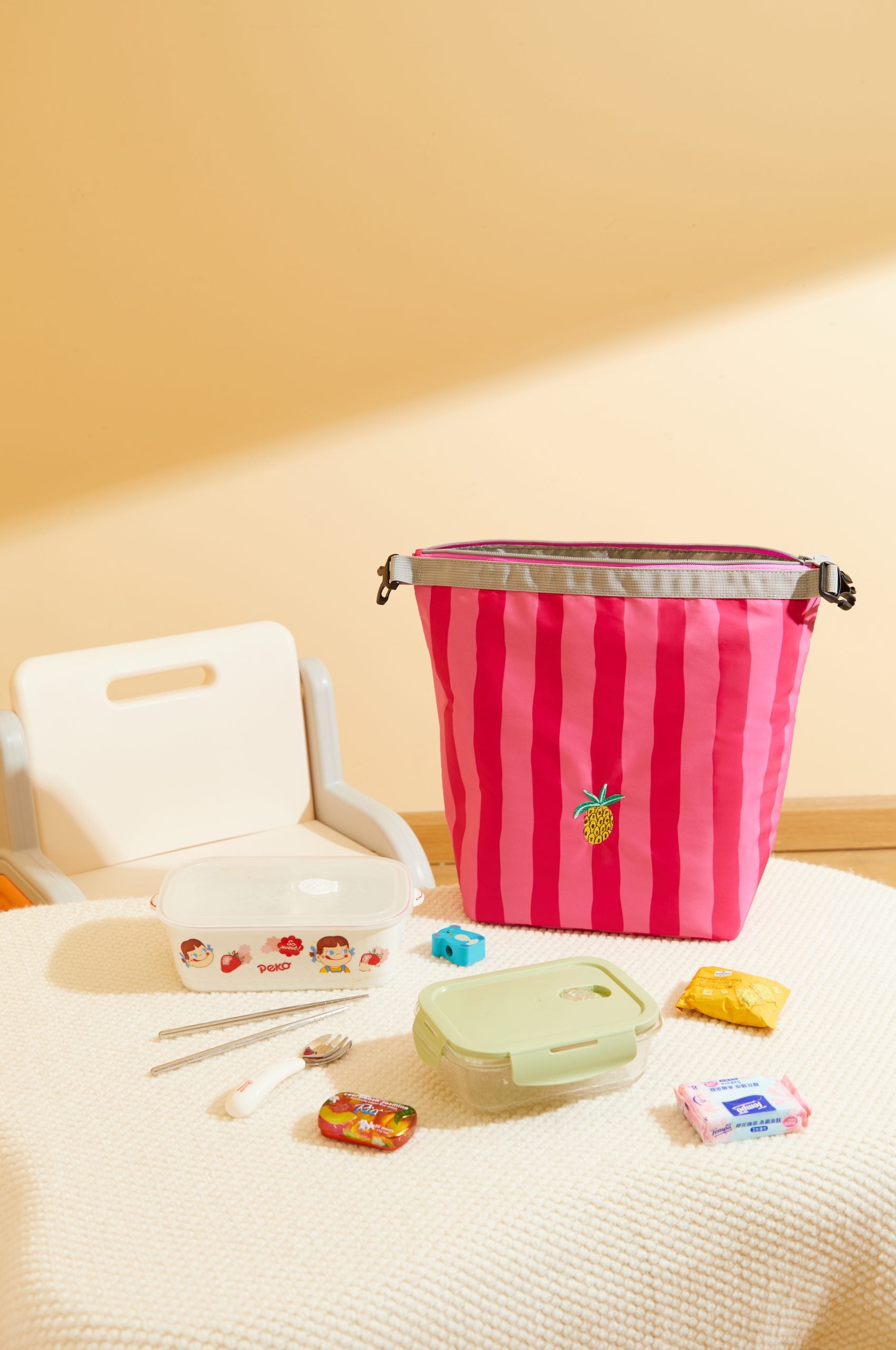 Różowa torba na lunch pineapple party z owocowym motywem ananasa i pojemnikami na przekąski MOB