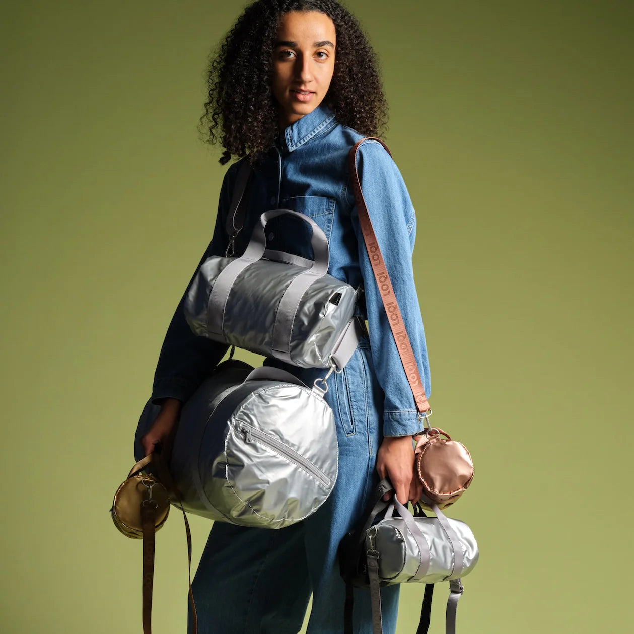 Torba weekendowa srebrna Yamann na ramię i w ręku, stylowa i praktyczna na wyjazdy