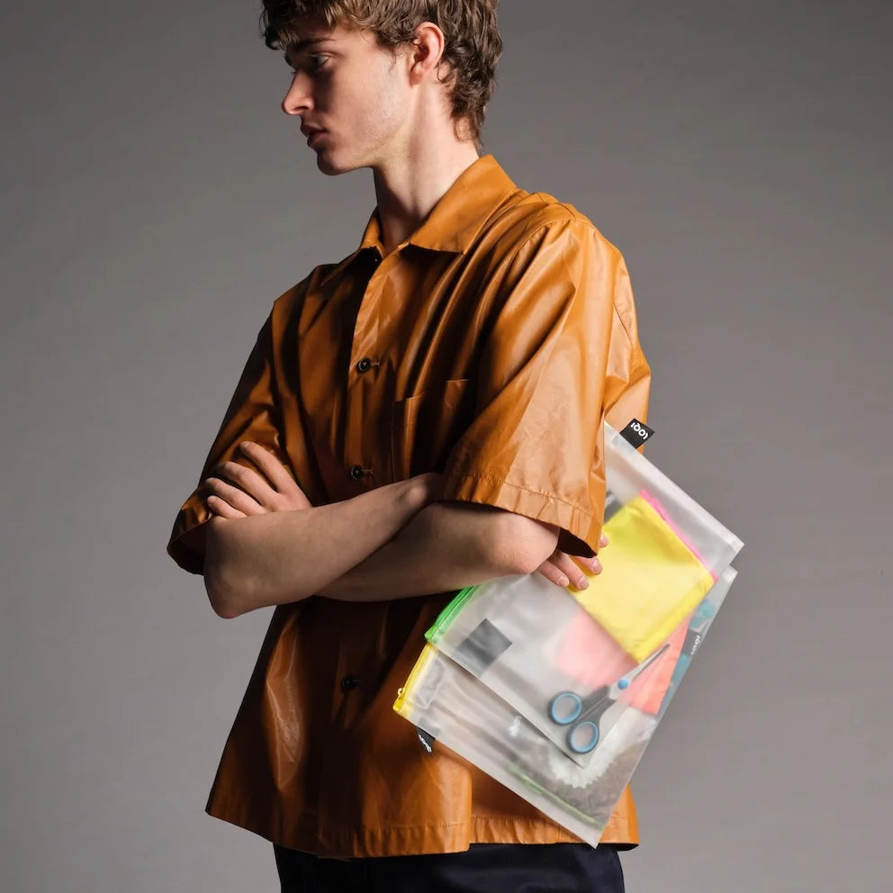 Mężczyzna trzymający zestaw saszetek neonowych Yamann przezroczystych z kolorowymi wnętrzami