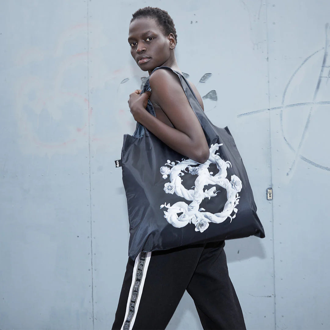 Torba podręczna SAGMEISTER & WALSH czarna z białym wzorem niesiona na ramieniu modelki