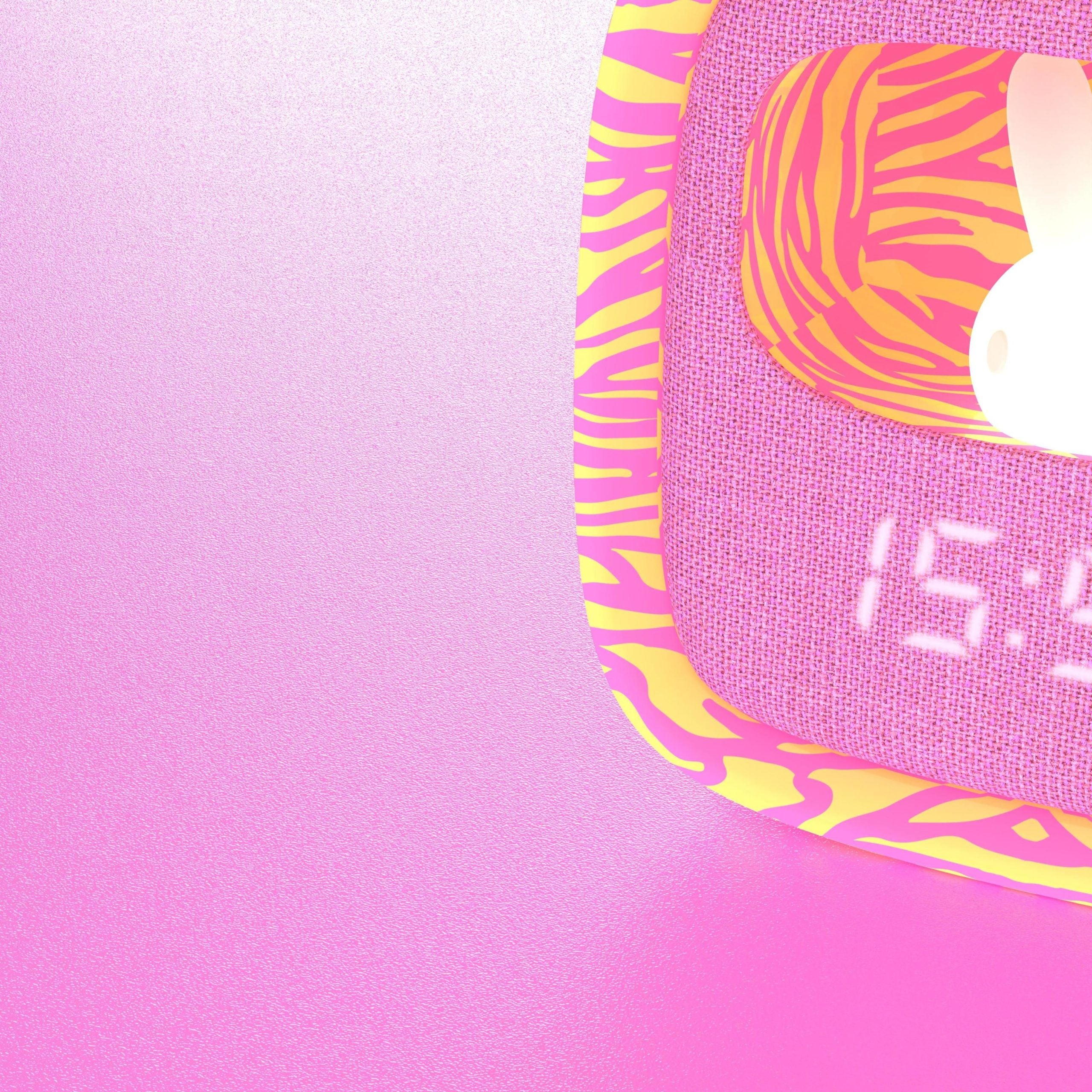 Kolorowy budzik dla dzieci z lampką i cyfrowym wyświetlaczem czasu na różowym tle