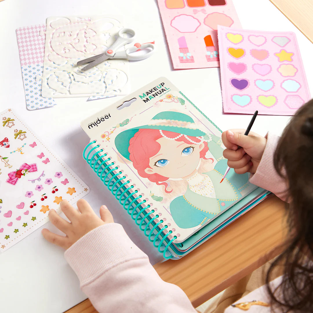 Zeszyt kreatywny dla dziewczynek z kolorowymi naklejkami i narzędziami do rysowania na biurku