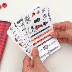 Tatuajes de Halloween y pegatinas para uñas en una bolsa