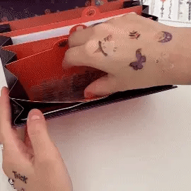 Tatuajes de Halloween y pegatinas para uñas en una bolsa