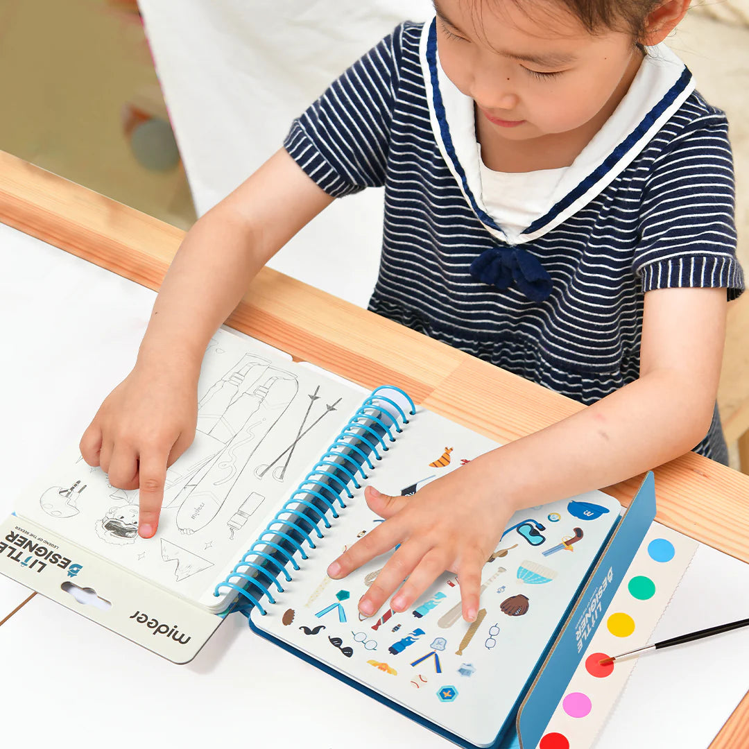 Dziecko korzystające z zeszytu kreatywnego dla dzieci marki Yamann podczas malowania i rysowania