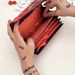 Tatuajes de Halloween y pegatinas para uñas en una bolsa