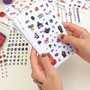 Tatuajes de Halloween y pegatinas para uñas en una bolsa