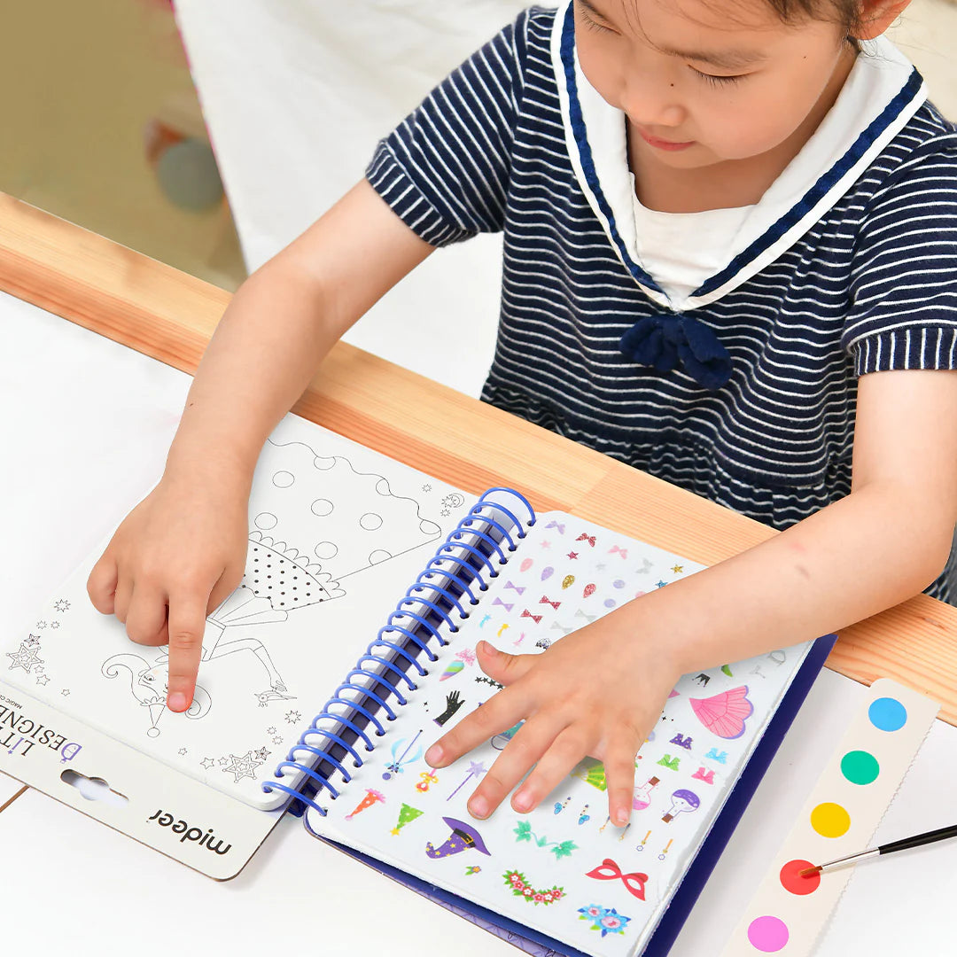 Dziecko korzystające z zeszytu kreatywnego dla dzieci marki Yamann do kolorowania i zabawy