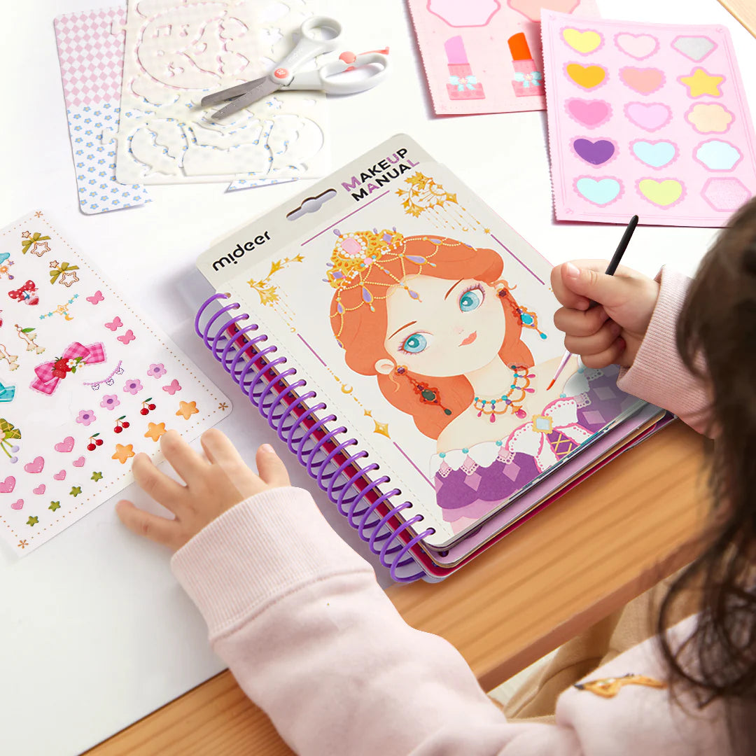 Dziecko używa zeszytu kreatywnego dla dziewczynek makijaż z naklejkami i szablonami na stole