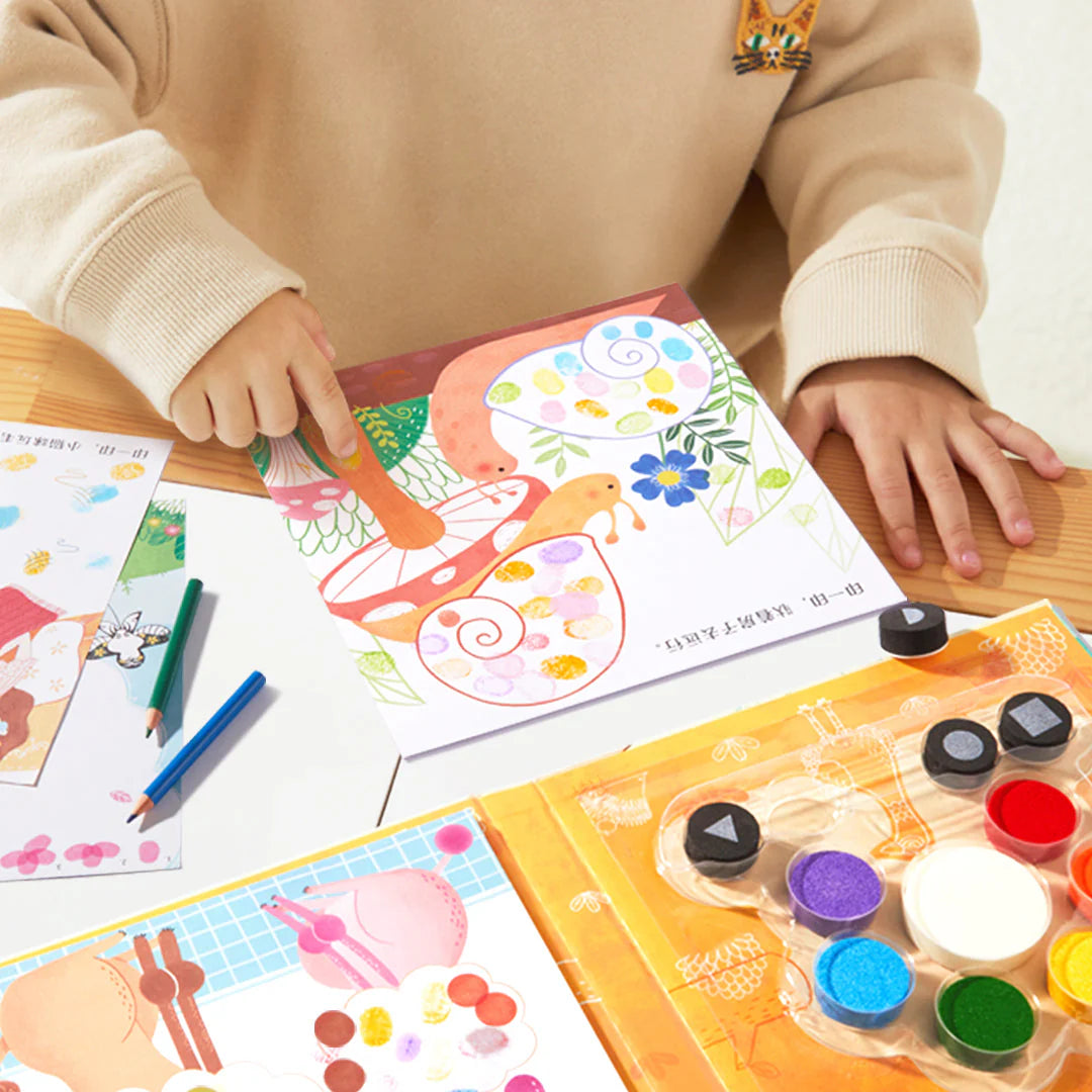 Dziecko używające zestawu do malowania palcami dla dzieci z farbami i kolorowymi kartkami
