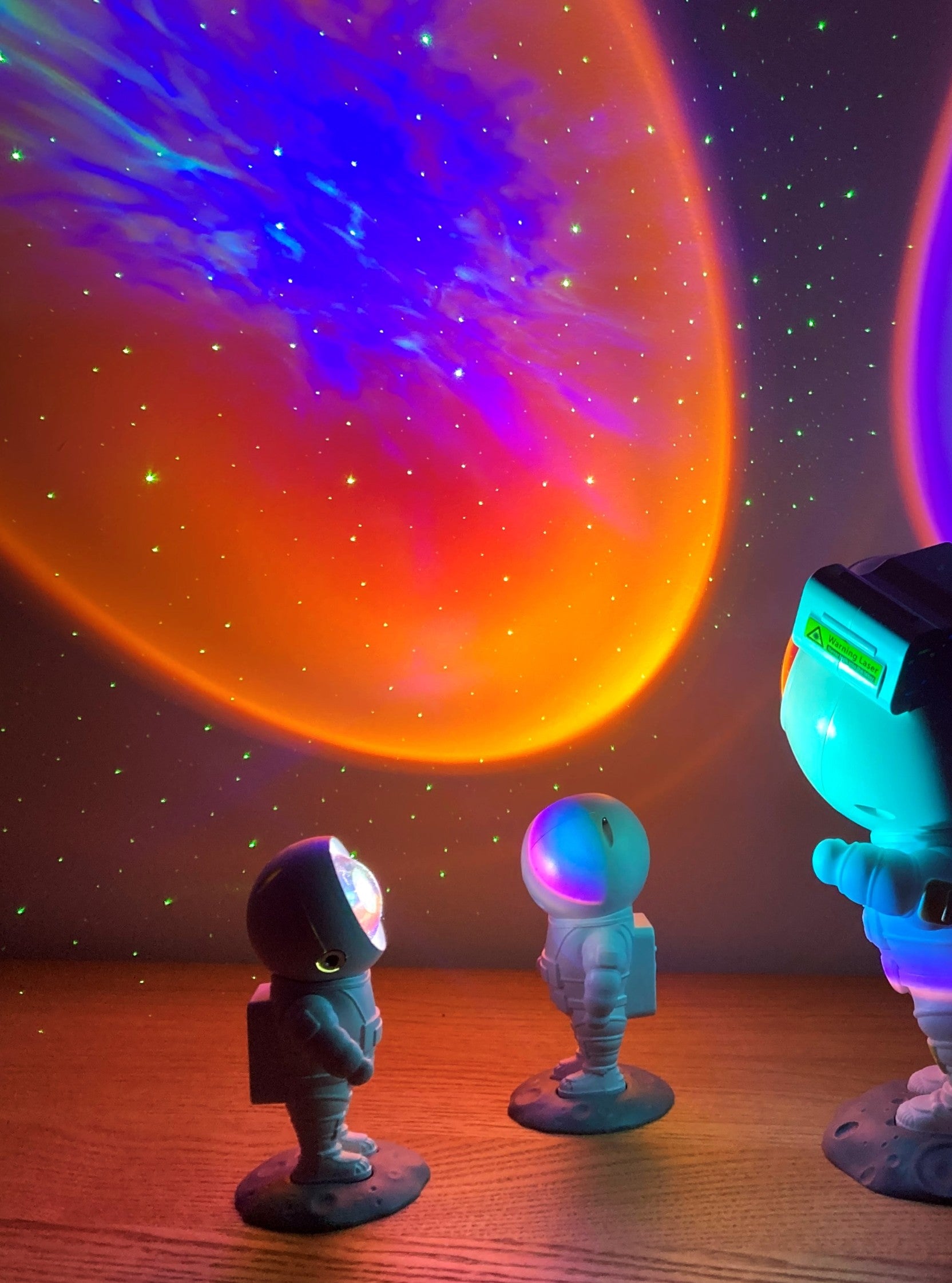 Lampka projekcyjna astronauta BV JACOB COMPANY tworząca kolorowe światła i gwiazdy na ścianie